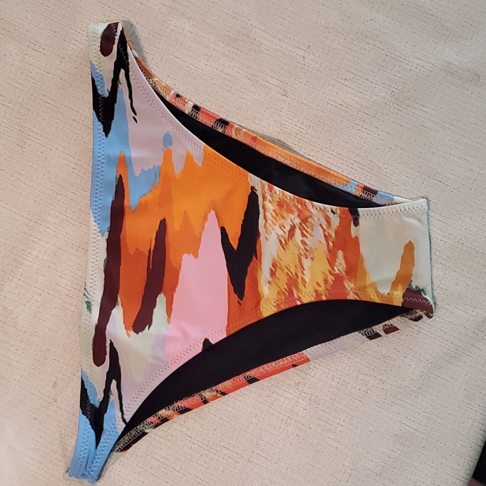 NWOT solid & striped distoria print bottoms. Size S